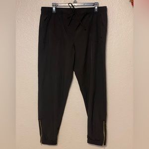 Albion sport pants the color is black